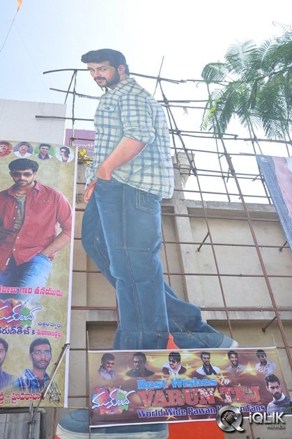 Mukunda-Movie-Hungama-at-Sandhya-Theatre
